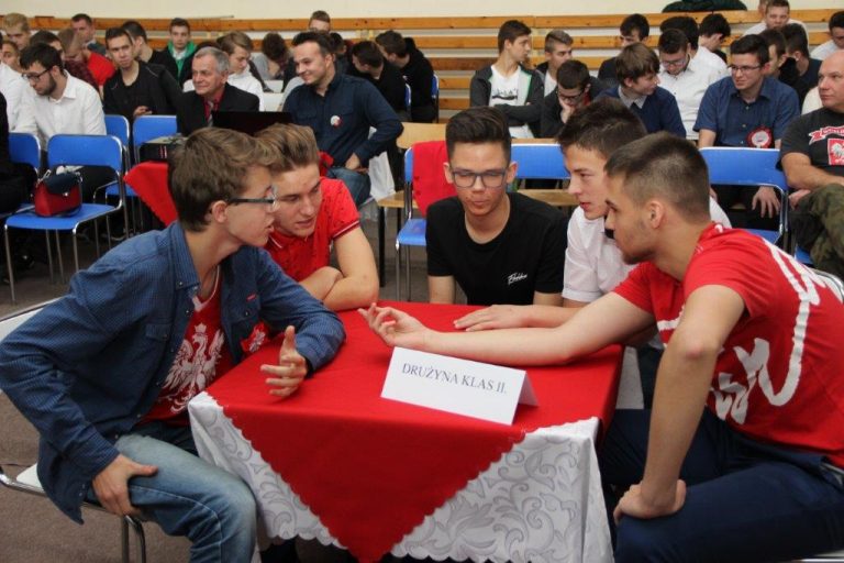 Jak opowiadać o stuleciu niepodległości? Świdnickie szkoły znalazły sposób!