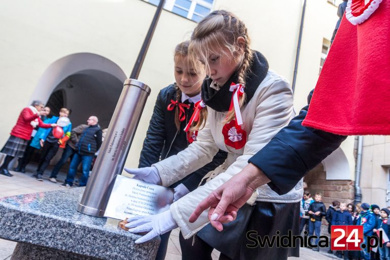 Kapsuła czasu spoczęła w wieży. Uczniowie przekazali życzenia dla przyszłych pokoleń