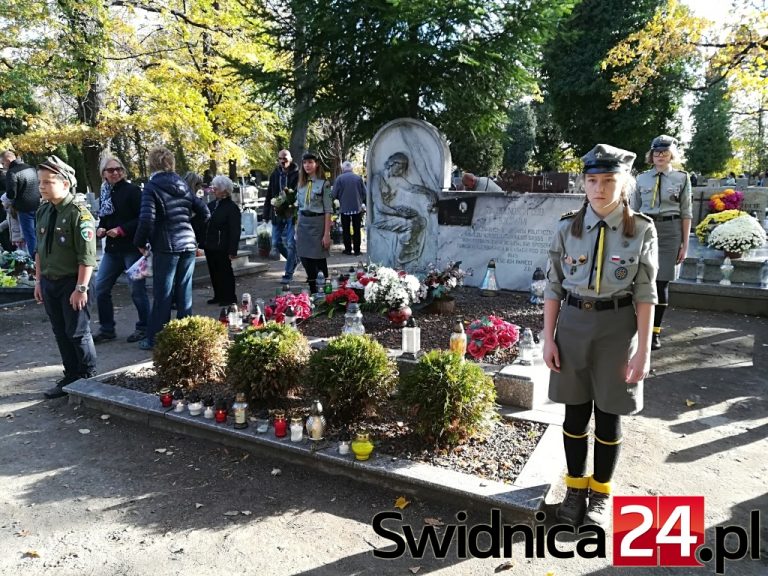 Kwesty, warta honorowa i tłumy na cmentarzach [FOTO]