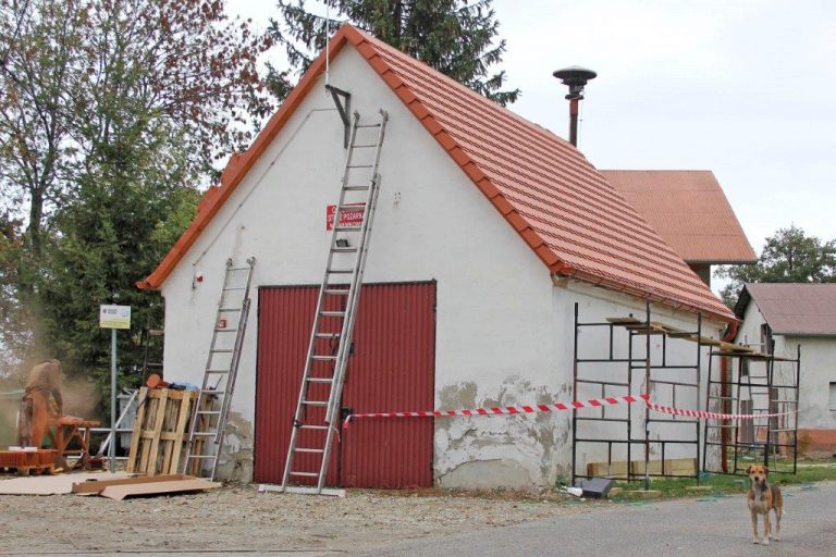 Strażacka remiza z nowym dachem