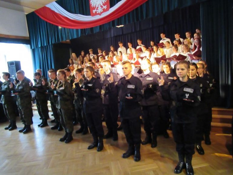 Uczniowie klas mundurowych złożyli ślubowanie