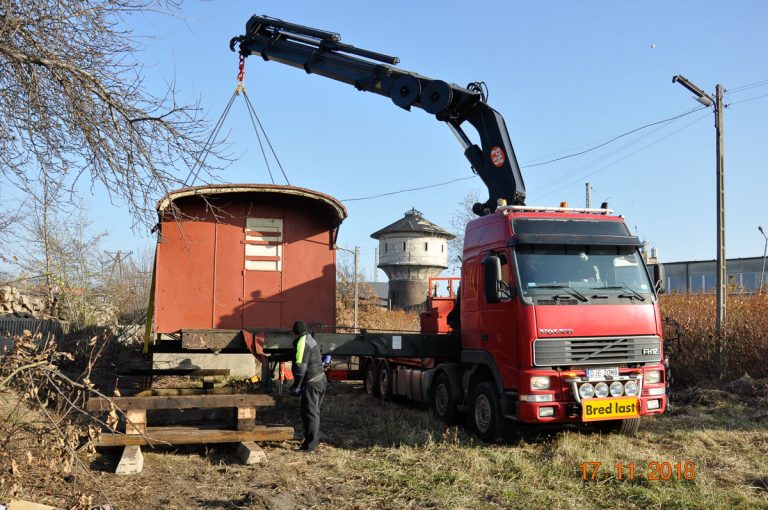 Z działkowych ogródków na kolejowe tory. 113-letni wagon trafił do Jaworzyny