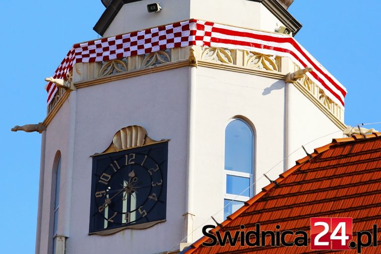Wieża ratuszowa gotowa na święto
