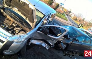 Wypadek w Pszennie. Jedna osoba zakleszczona w aucie