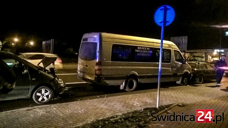 Zderzenie busa i dwóch aut na Szarych Szeregów. Chwilę później kolejna kolizja