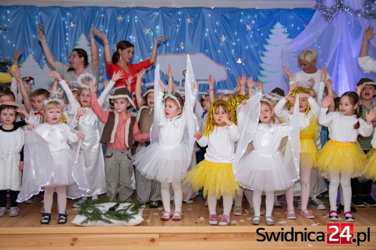 Jedyne takie jasełka. Przedszkolaki z Marcinowic zagrały na piątkę! [FOTO]
