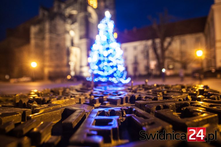 Świdnickie choinki rozświetlone. Została ta na Rynku [FOTO]
