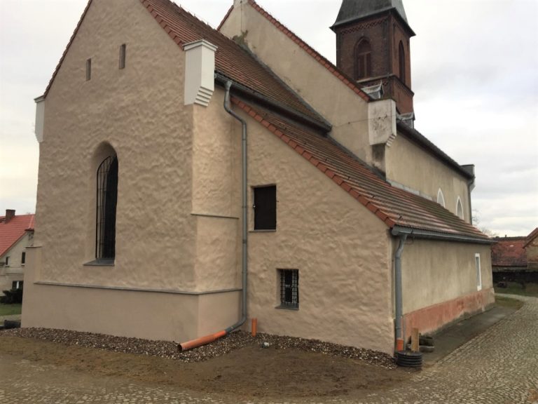 Kościół w Goli po częściowym remoncie elewacji