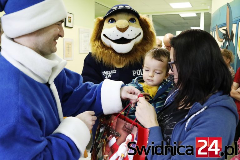 Niebieski Mikołaj i Komisarz Lew u najmłodszych pacjentów