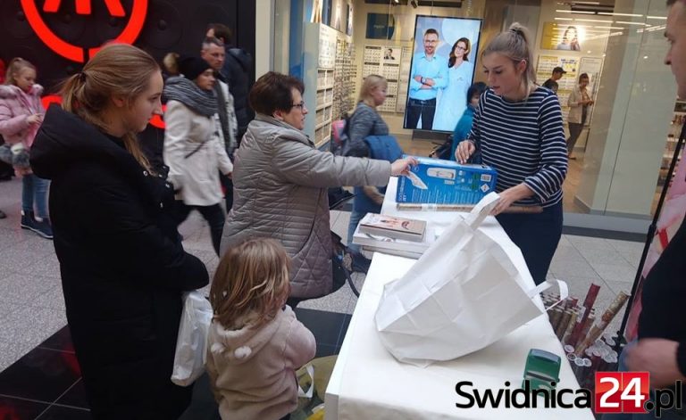 Galeria Świdnicka znów rozdaje i pakuje prezenty!