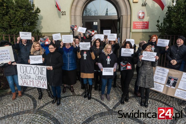 Pracownicy prokuratur wyszli na ulice. Pikiety na 1 Maja i Zamkowej [FOTO/VIDEO]