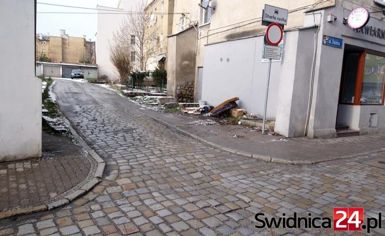 Śmietnik w centrum miasta [FOTO][Aktualizacja]