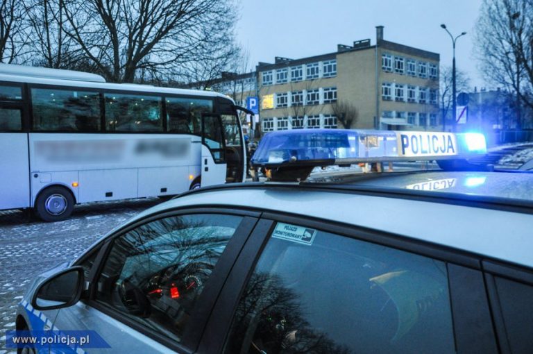 Bezpieczny wyjazd na ferie. Policjanci skontrolują autokary