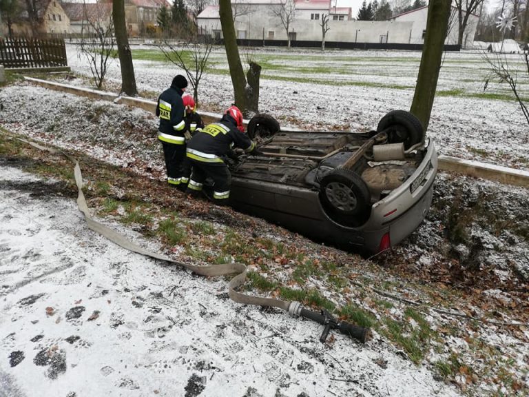 Dachowanie w Godzieszówku. W aucie dziecko