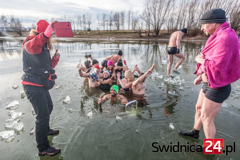 Morsowanie w Komorowie. Pośród lodu i w promieniach słońca [FOTO]