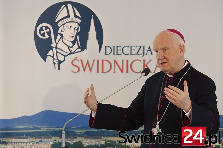 Biskup Dec zachęca do modlitwy za molestowane dzieci