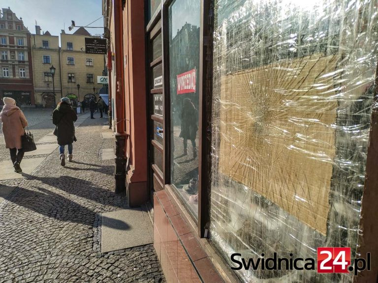 Kolejna witryna w centrum zdemolowana