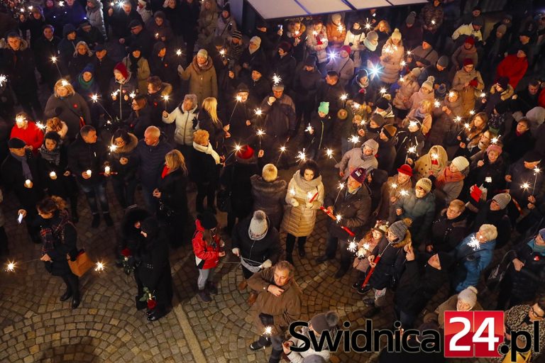 Kilkuset świdniczan zamanifestowało poparcie dla Jurka Owsiaka [FOTO/VIDEO]