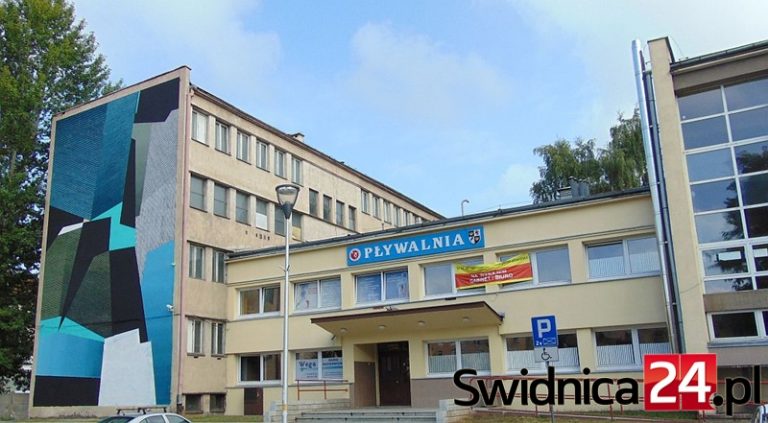 Basen kryty przy Równej. Co z zapowiadaną modernizacją?