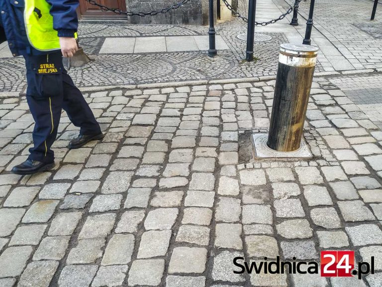 Bankowy furgon skasował słupek