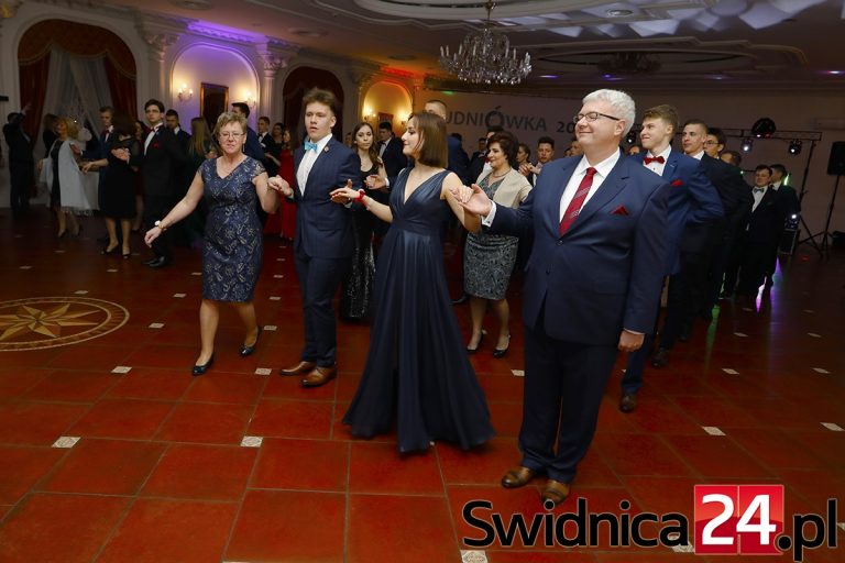 Na sto dni przed maturą. Bal świdnickiego Banacha [FOTO]