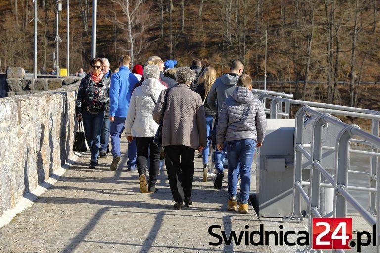 Słoneczna pogoda zachęciła do spacerów. Tłumy w Zagórzu [FOTO/VIDEO]