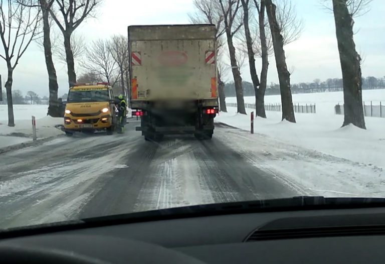 Ciężkie warunki na drogach powiatu [FOTO/VIDEO]