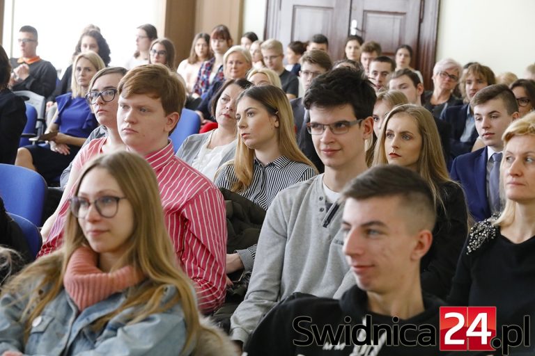 Chcą lepszej przyszłości dla młodzieży. Szkoły podpisały porozumienie [FOTO]