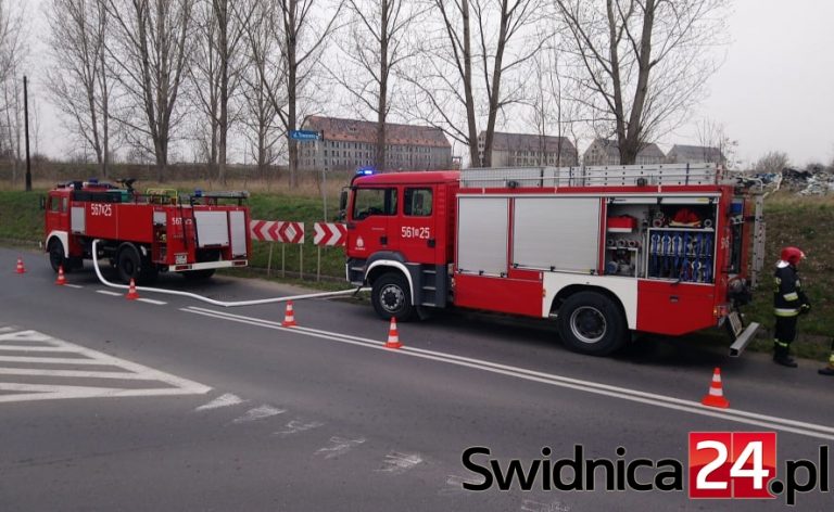 Bezdomni rozpalili ognisko na nielegalnym wysypisku. Interweniowali strażacy
