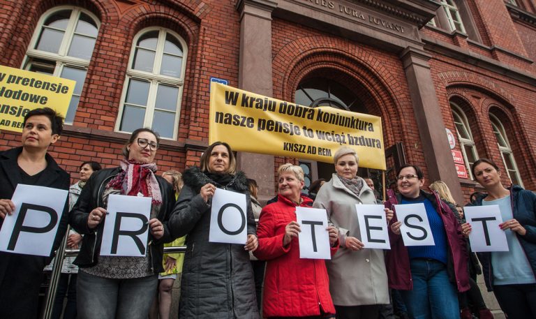 „Nasze pensje to wciąż bzdura”. Pracownicy sądów protestowali