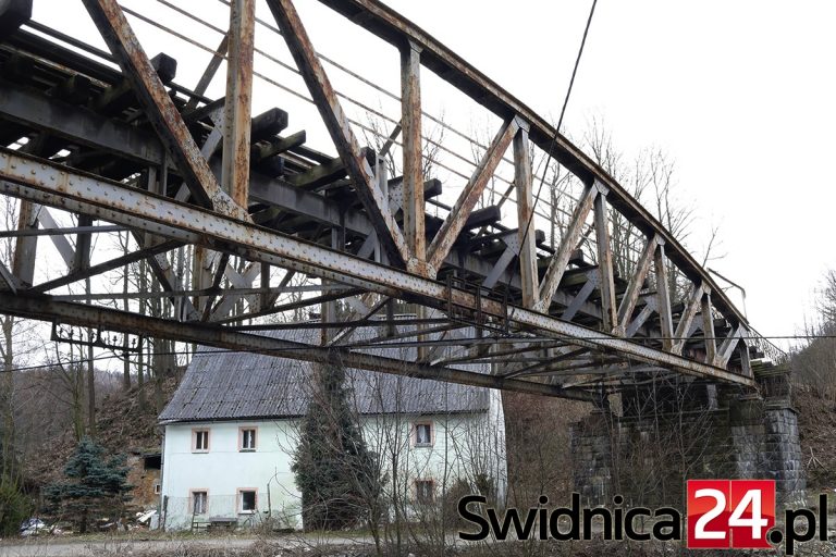 Praca wre na kolejowej trasie do Jedliny [FOTO/VIDEO]