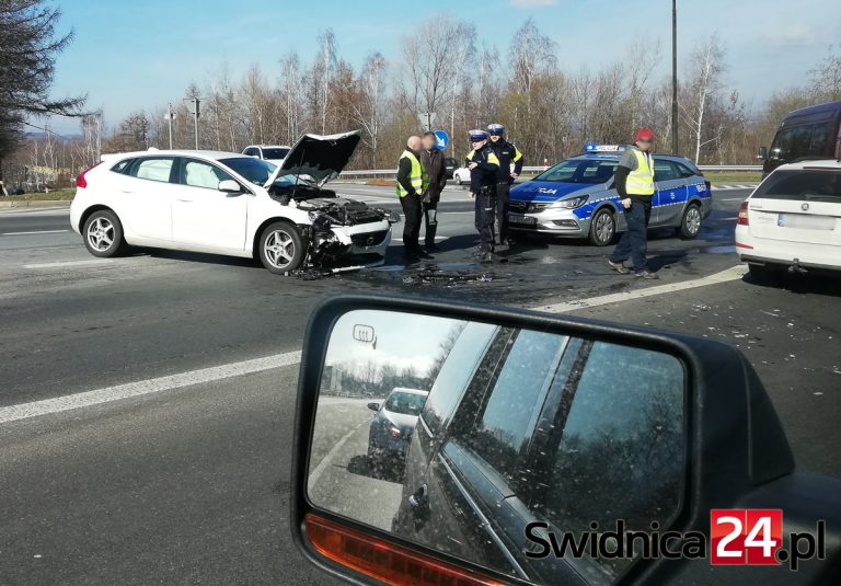 Zderzenie na wyjeździe ze Świebodzic [FOTO]
