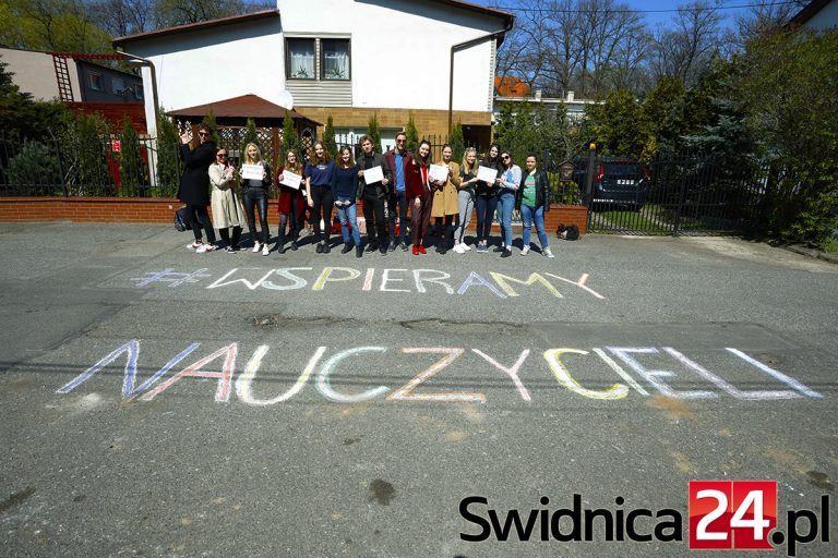 Uczniowie murem za nauczycielami [FOTO/VIDEO]