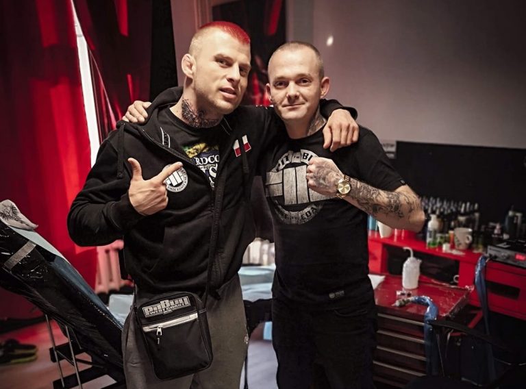Czołowy zawodnik KSW zrobił tatuaż w Świdnicy