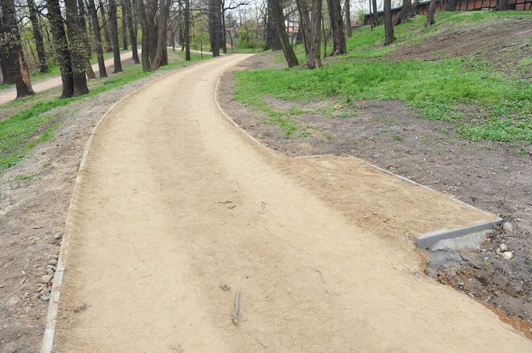 Nowe alejki i ławki w parku Wrocławskim