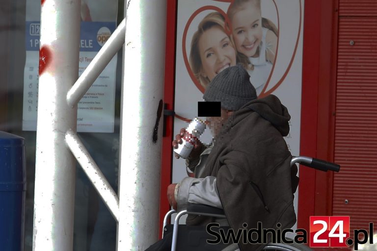 Mężczyzna bez nóg koczuje pod hipermarketem