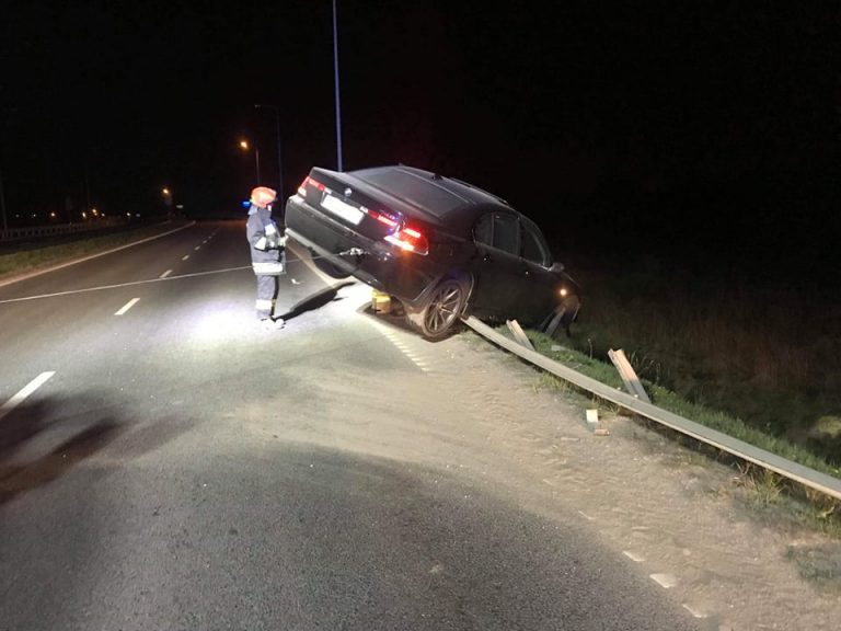 Pijany wpadł na barierki i uszkodził latarnię