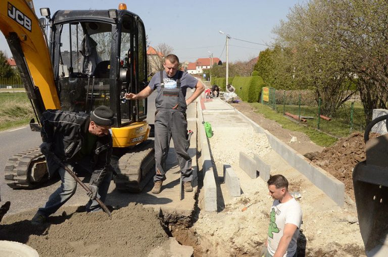 Powstają nowe chodniki w gminie Żarów