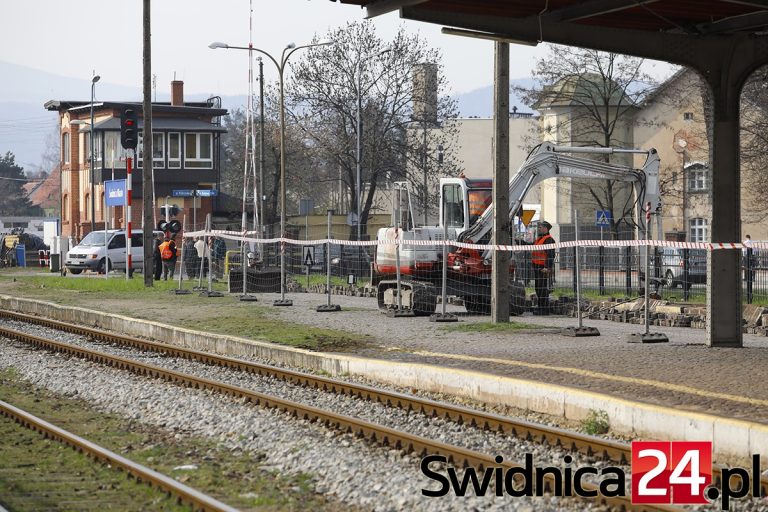 Remont na stacji Świdnica Miasto. Fragment peronu zamknięty [FOTO]