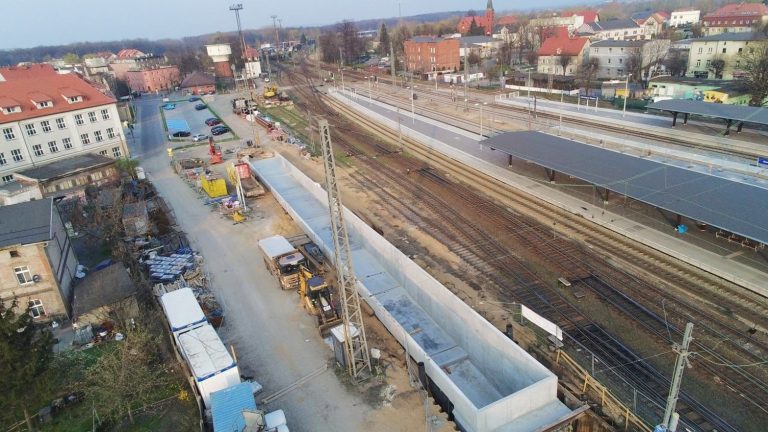 Jaworzyna Śląska: przedłużają tunel, remontują peron [FOTO]