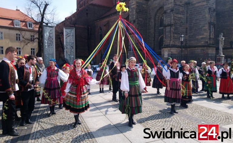Wesołego Alleluja! Wielkanocne widowisko przed świdnicką katedrą [FOTO]