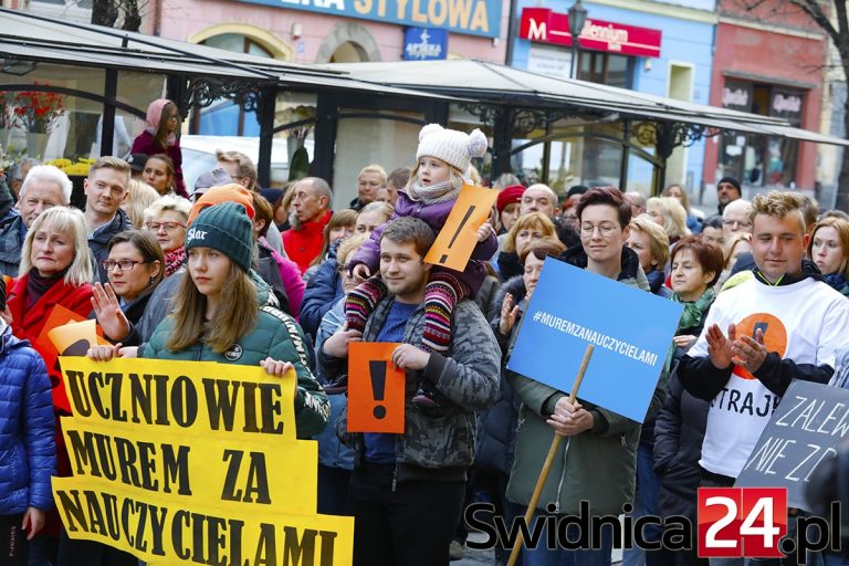Świdnica: Wiec poparcia dla strajkujących nauczycieli [FOTO/VIDEO]