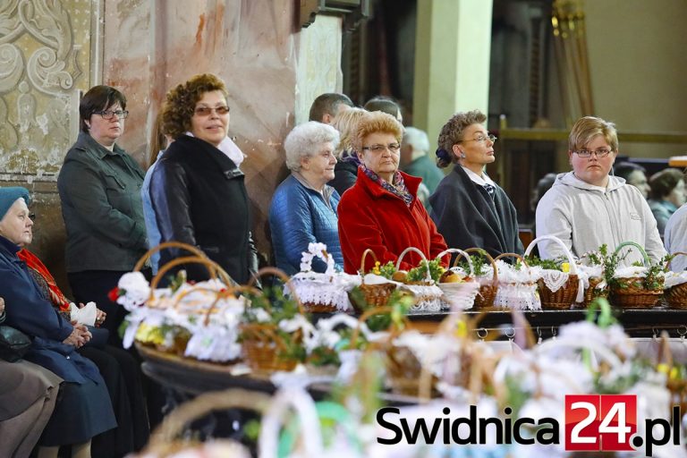 Świdniczanie ruszyli święcić pokarmy [FOTO]