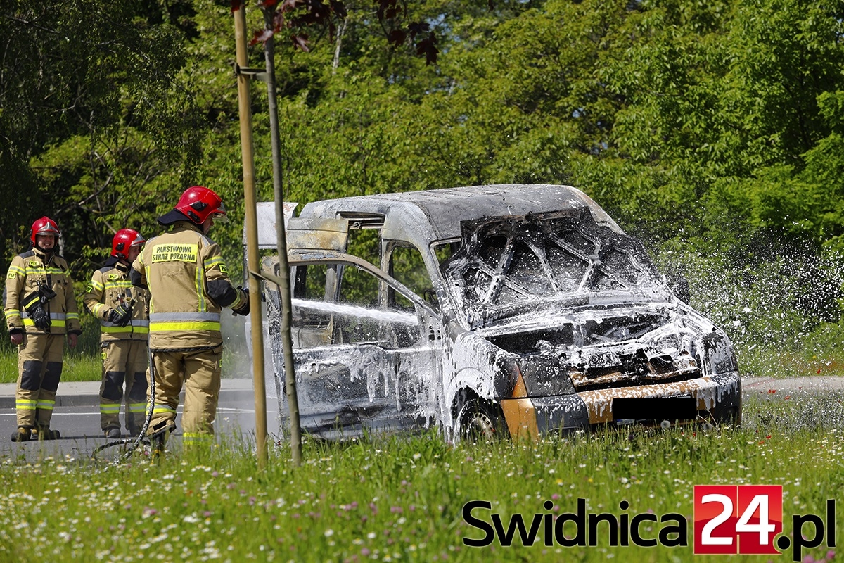 Spłonął samochód [FOTO] Swidnica24.pl wydarzenia