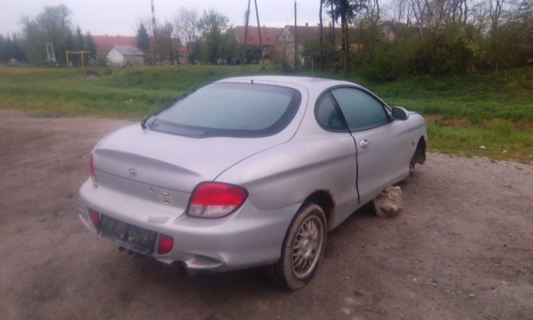 Kolejny wrak niszczeje przy drodze [FOTO]