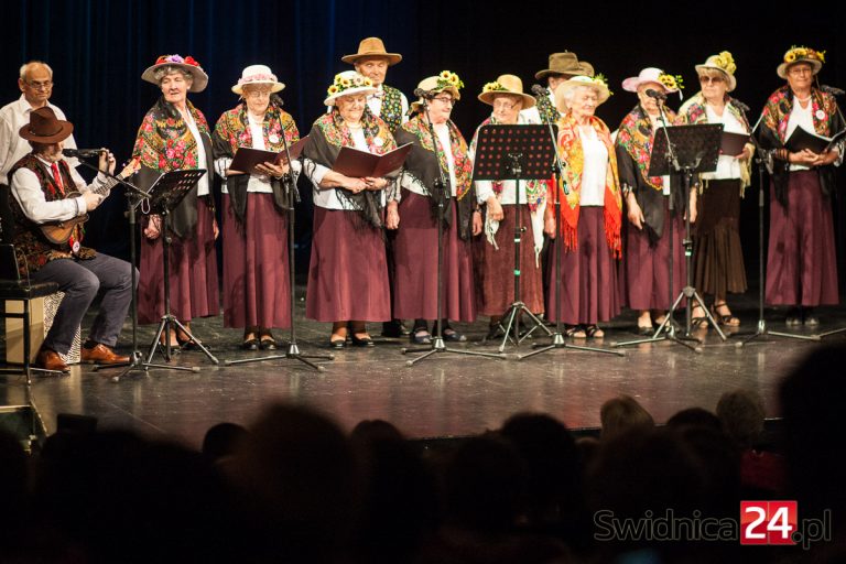 Seniorzy opanowali scenę teatru [FOTO]