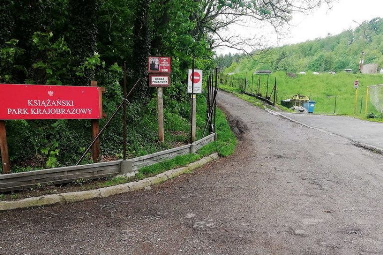 Brama grodząca wstęp do Książańskiego Parku Krajobrazowego zdemontowana