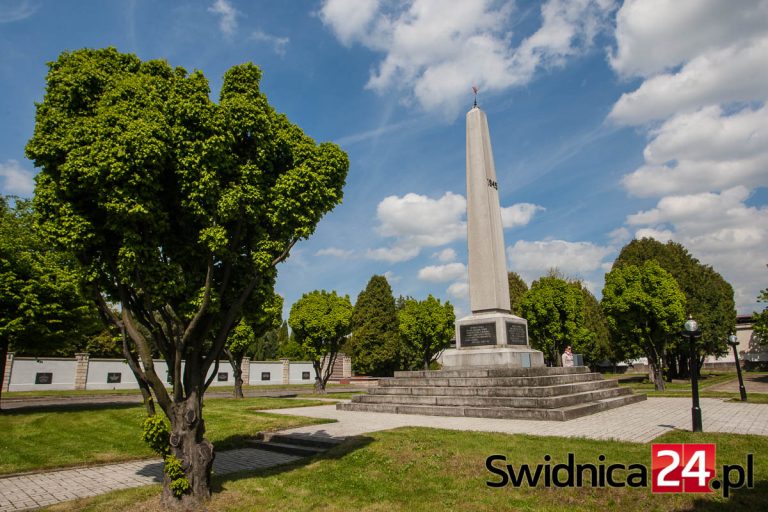 Radzieckie symbole znikną z cmentarza wojennego?