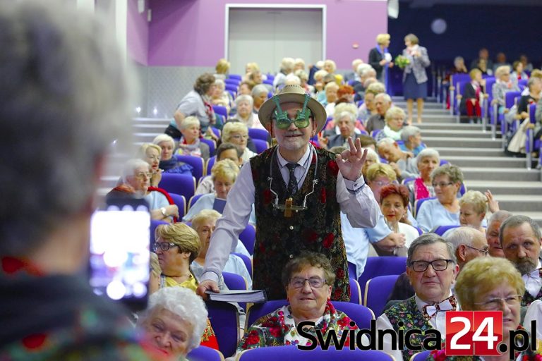 Rozśpiewani seniorzy podbili kolejną świdnicką scenę [FOTO]