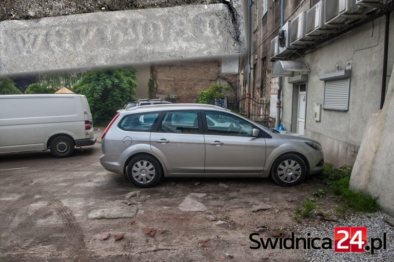 Płyta nagrobna burmistrza Świdnicy utwardza parking? Historycy niemal pewni